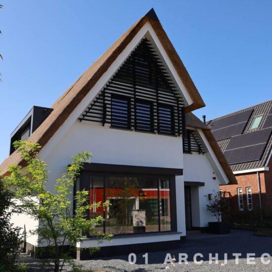 moderne rietgedekte villa architectenbureau rietendak lamellen modern kader wit gestuct