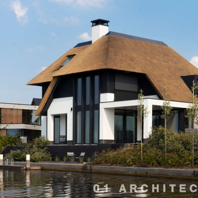 architect enschede riet gedekte villa aan het water steiger speelse opzet wit gekeimd