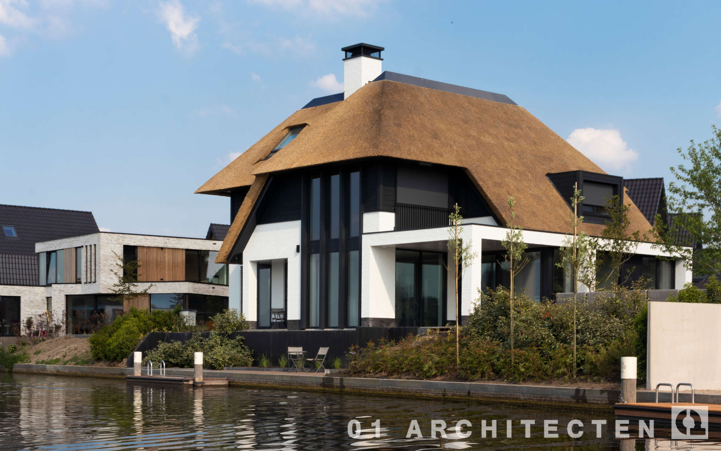 architect enschede riet gedekte villa aan het water steiger speelse opzet wit gekeimd